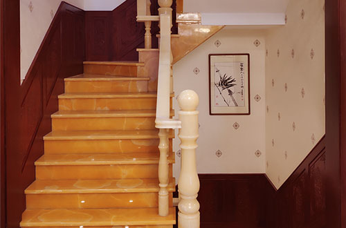 雨山中式别墅室内汉白玉石楼梯的定制安装装饰效果